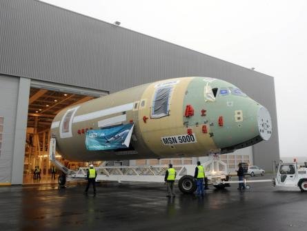 空客新一代客機A350運抵圖盧茲將開(kāi)始總裝(圖)