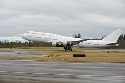 全球首架交付航空公司747-8客機完成生產(chǎn)首飛