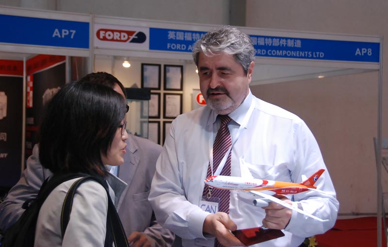 人民網(wǎng)俄語(yǔ)記者鄧潔向安東諾夫公司副總設計師根納季﹒加布魯克(右)贈送"人民網(wǎng)號"飛機模型。 攝影:人民網(wǎng)記者 朱蕤