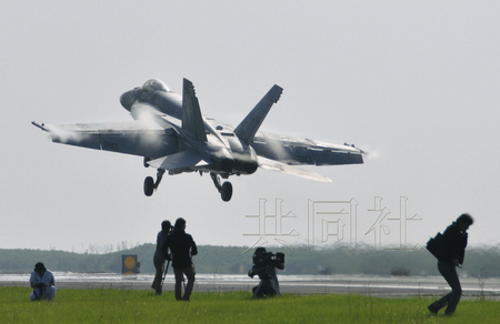 駐日美軍展示航空母艦艦載機陸上起降訓練(圖)